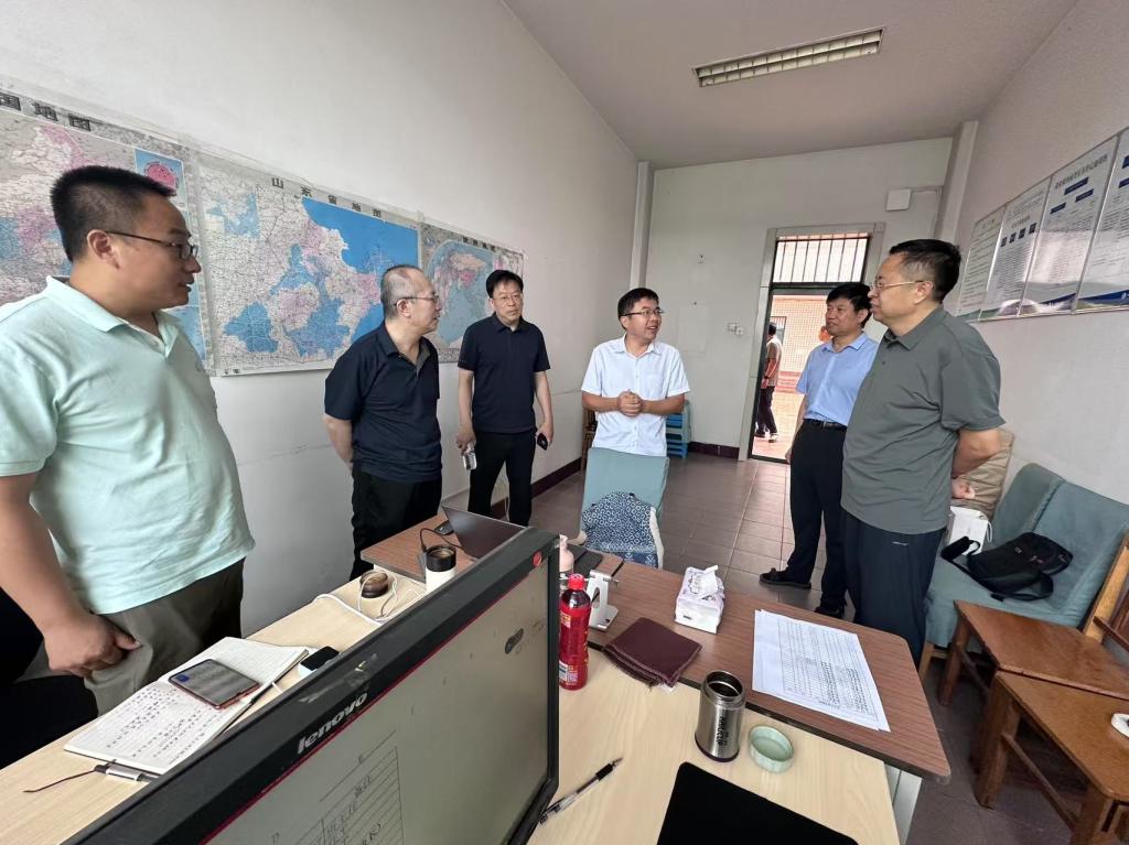 黨委書記孫眾志深入槐蔭校區(qū)檢查指導(dǎo)暑期工作并開展健康咨詢活動(dòng)