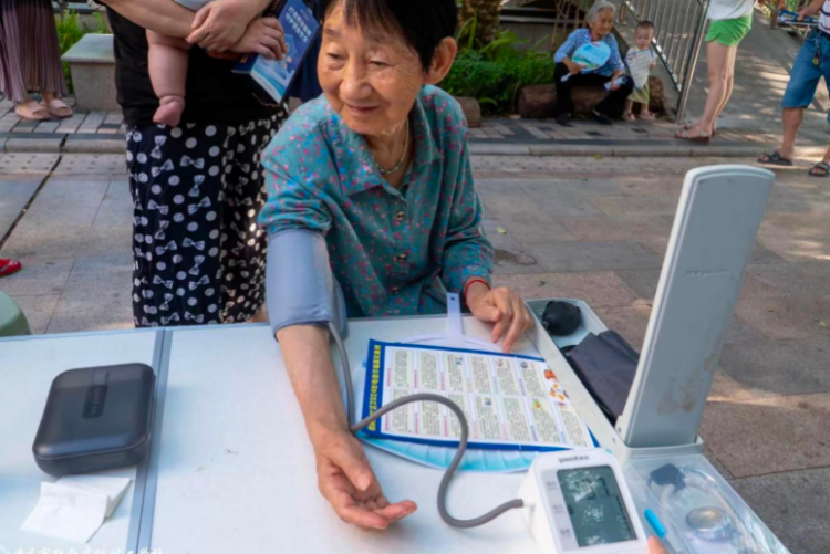 渝北回興街道錦屏路社區舉辦愛心義診，守護居民健康暖人心